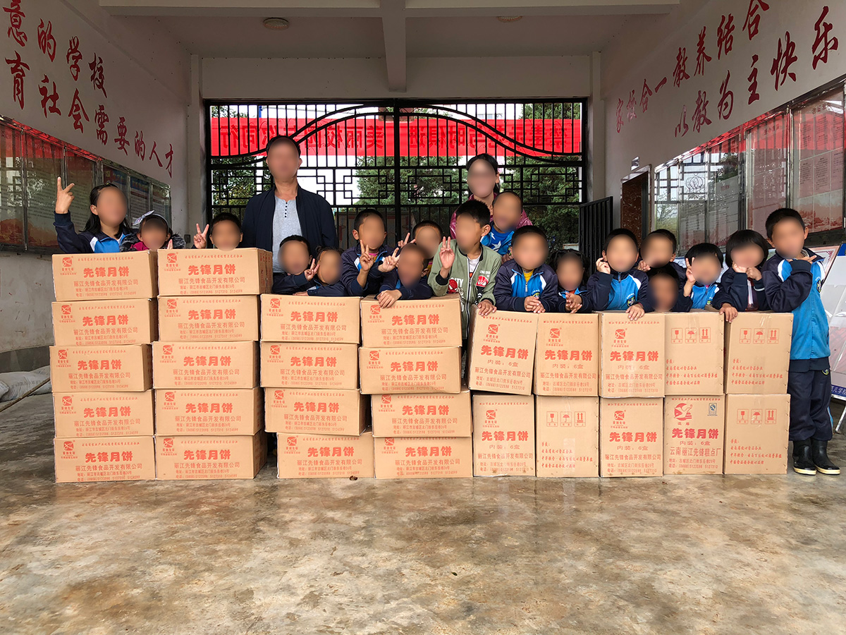 慰問(wèn)福利院、聾啞學(xué)校
